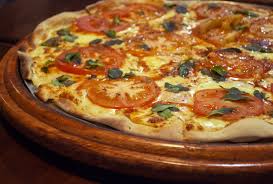 Pizza Margherita com tomate e manjericão fresco da Don Mussarelo